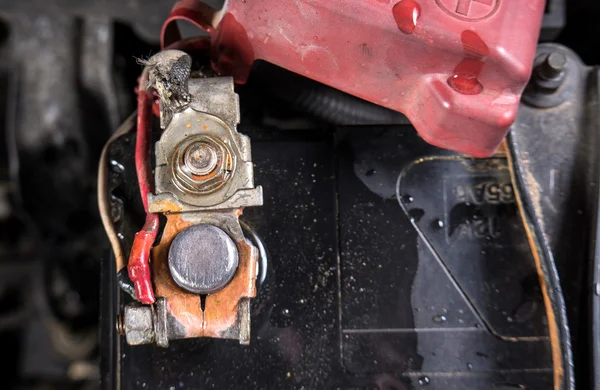 Po vyčištění přístroje s horkou vodou vyčistěte koncovky baterií. (Po — Stock fotografie
