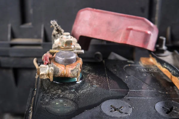 Limpe os terminais da bateria do carro após a limpeza com água quente. (Depois — Fotografia de Stock