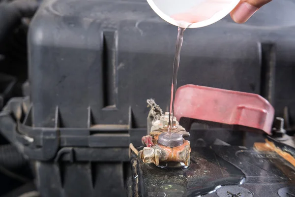 Car battery corrosion on terminal,Dirty battery terminals,Cleani — Stock Photo, Image