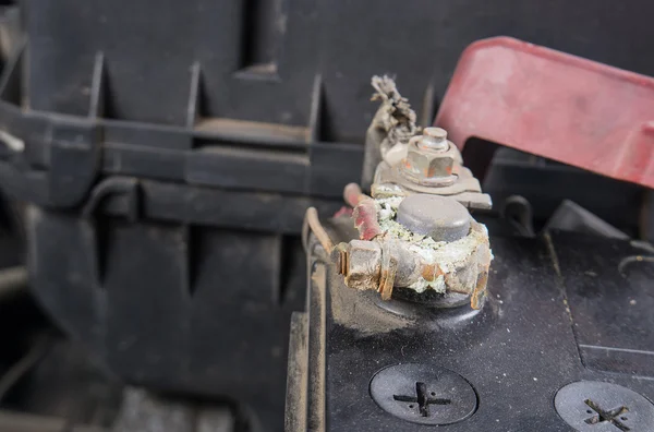 Corrosão da bateria do carro no terminal, terminais de bateria sujos. (Befor — Fotografia de Stock