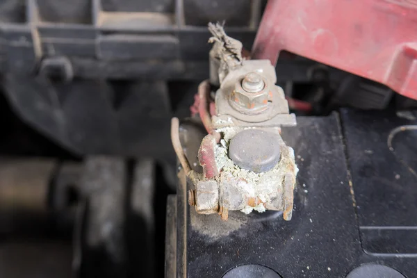 Corrosão da bateria do carro no terminal, terminais de bateria sujos. (Befor — Fotografia de Stock