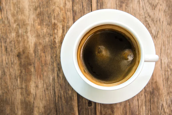 Tazza di caffè vista dall'alto su tavolo di legno . — Foto Stock