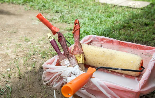 Pincel usado, rolo de pintura, bandeja de pintura, fundo Borrão . — Fotografia de Stock