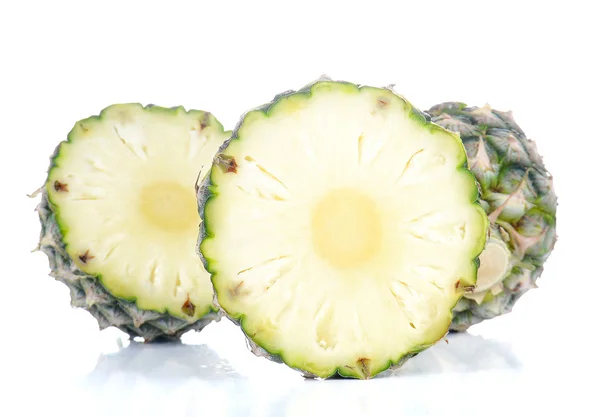 Ananas gesneden stukken op witte achtergrond. — Stockfoto