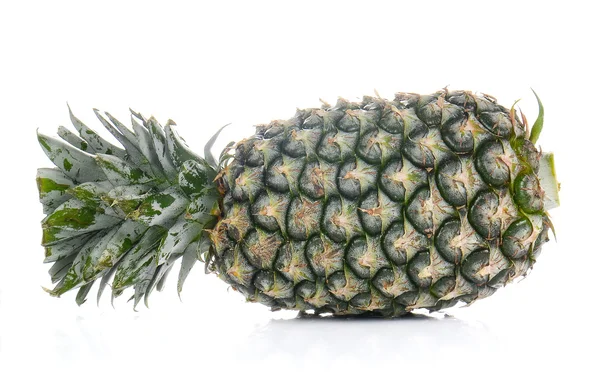 Velký zelený ananas na bílém pozadí. — Stock fotografie