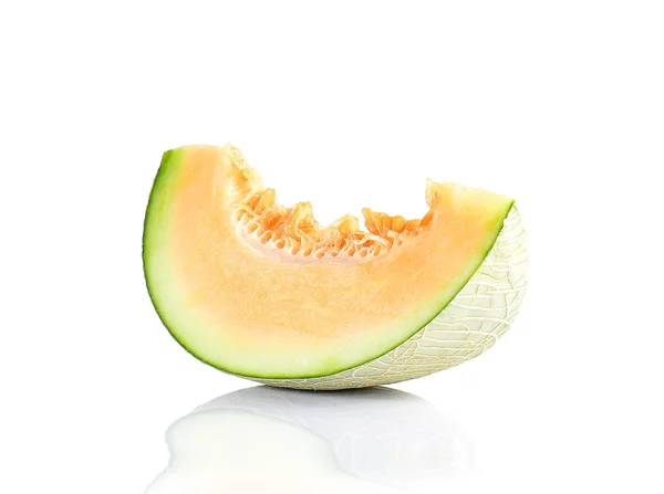 Melon pocięte kawałki na białym tle. — Zdjęcie stockowe