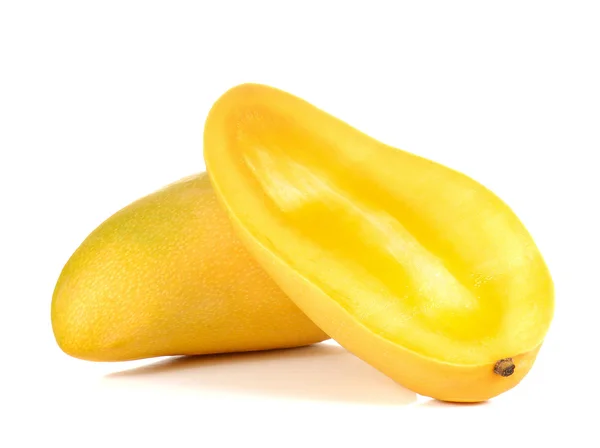 Mango amarillo bola completa y cortar la mitad sobre fondo blanco . —  Fotos de Stock