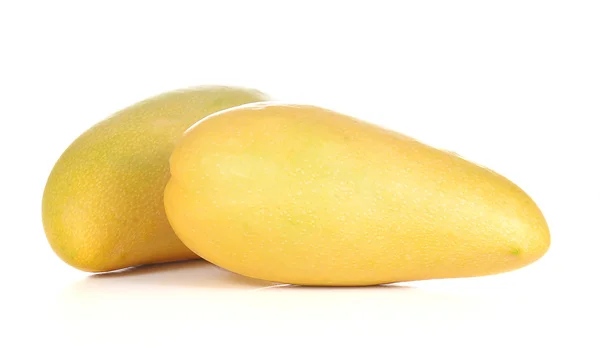 Zwei gelbe Mango auf weißem Hintergrund. — Stockfoto