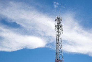 Mobil kule üzerinde mavi gökyüzü ve bulut beyaz arka plan.