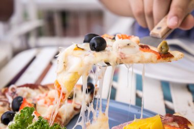 Deniz ürünleri ve turşu, Hawai pizza demir masasında ananas