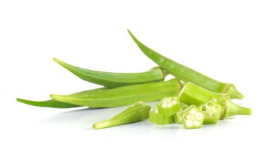 Taze bamya, kesilmiş yeşil roselle parçalar beyaz arka plan üzerinde.