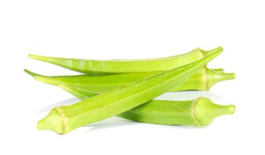 Taze bamya, beyaz zemin üzerine yeşil roselle.