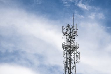 Mobil kule üzerinde mavi gökyüzü ve bulut beyaz arka plan.