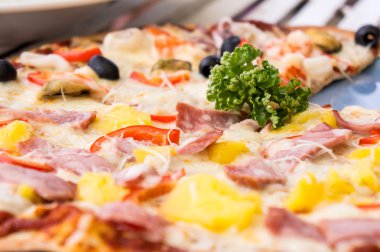 Deniz ürünleri ve turşu, Hawai pizza demir masasında ananas