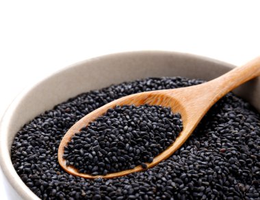 Tahta kaşık susam kabı üzerindeki siyah susam.