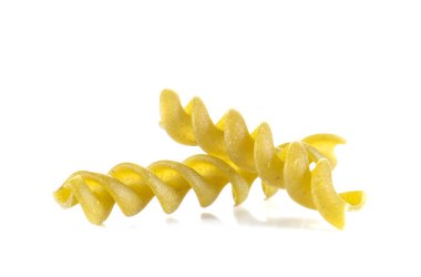 Ispanaklı makarna sarmal beyaz zemin üzerine karışımı.