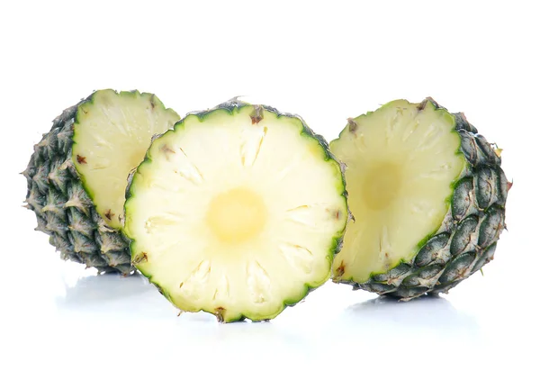 Ananas gesneden stukken op witte achtergrond. — Stockfoto