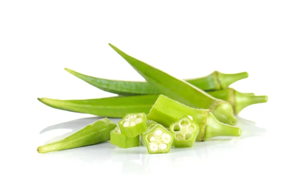 Quiabo fresco, rosela verde cortar peças sobre fundo branco . — Fotografia de Stock