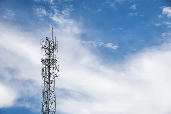 Mobiele torens op blauwe hemel en witte wolk achtergrond. — Stockfoto