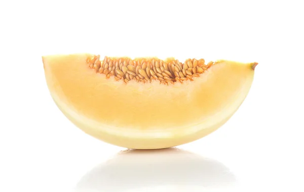 Cantaloupe, Meloni leikattu kappaletta valkoisella taustalla . — kuvapankkivalokuva