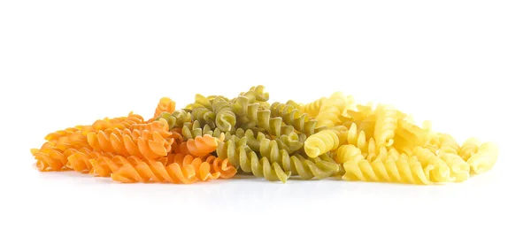 Mix Pomodoro, spinaci a spirale su fondo bianco . — Foto Stock
