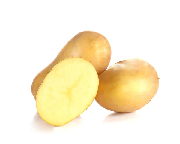 Färsk potatis full bollen och skär hälften på vit bakgrund. — Stockfoto