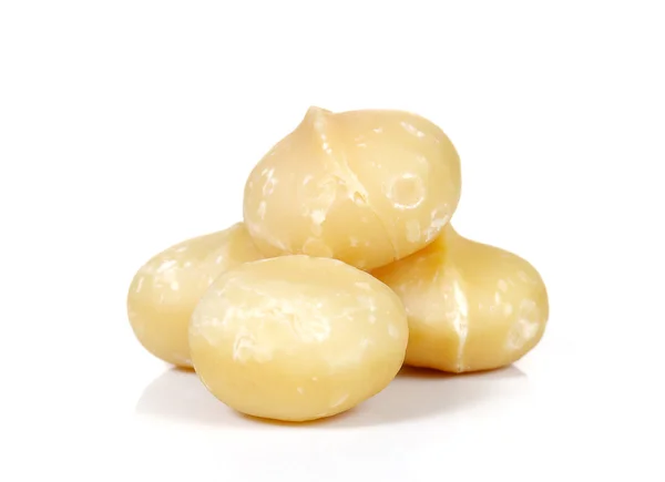 Macadamia σε άσπρο φόντο. Macadamia μπροστά εστίαση. — Φωτογραφία Αρχείου