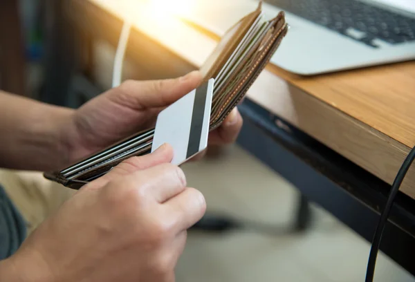 Credit card zak met mensen werken aan houten tafel. — Stockfoto