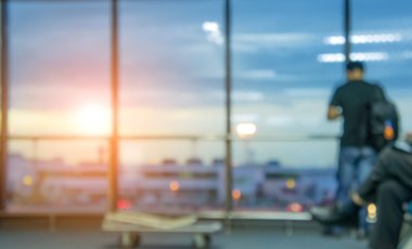 Turist veya grup insan kalkış saati için bekliyor. IMAG bulanıklık