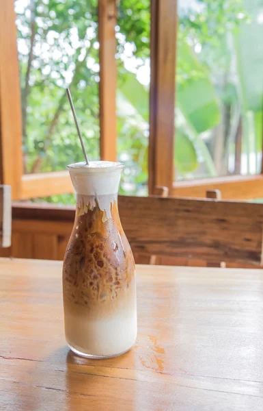 Iced coffee in Glass bottles pretty on wooden table. — Stock Photo, Image