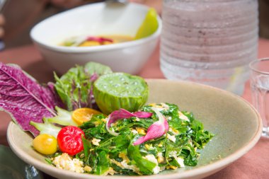 Liang kızarmış yumurta tabak kahverengi masada bırakır.