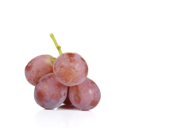 Uvas vermelhas frescas sobre fundo branco. — Fotografia de Stock