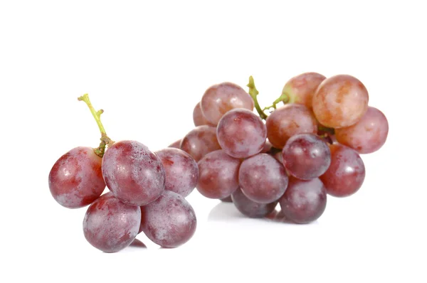Uvas vermelhas frescas sobre fundo branco. — Fotografia de Stock