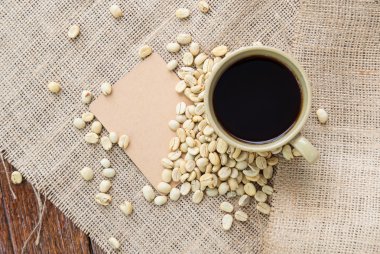 Kahve ve kahve çekirdekleri ile kahverengi kağıt etiket üzerinde çul.