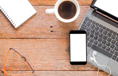 Akıllı telefon, dizüstü bilgisayar, defter ile kahve ve gözlük.