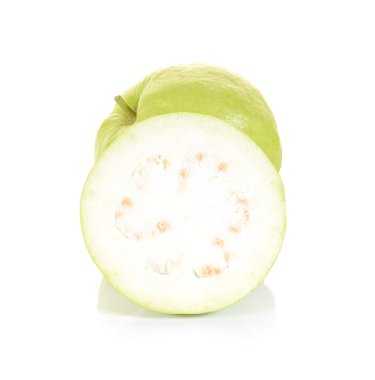 Taze guava parçalar beyaz arka plan üzerinde kesin..