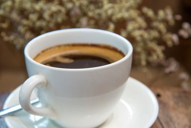 Beyaz kahve fincanı kuru çiçek ahşap tablo.