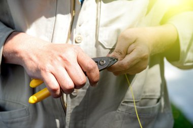 Fiber optik kablo kesme teknisyenleri.