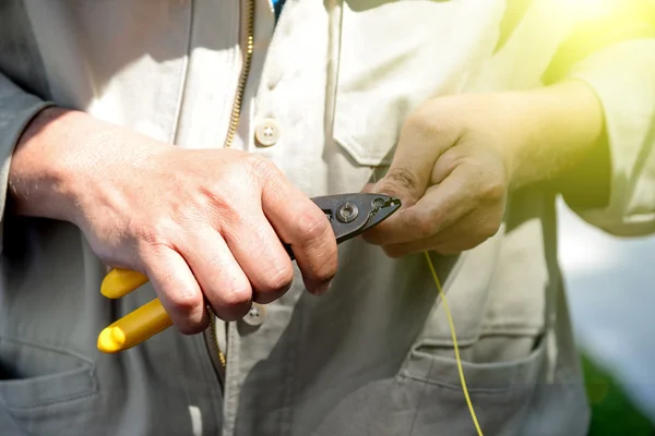 Technici snijden fiber optic kabels. — Stockfoto