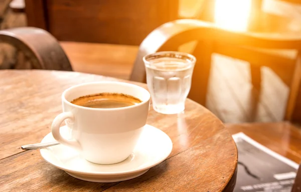 Caffè, Tazza da caffè bianca, Acqua di vetro, Tavolo in legno . — Foto Stock