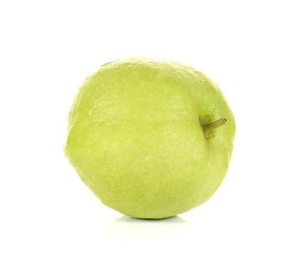 Verse guava volledige bal op witte achtergrond. — Stockfoto