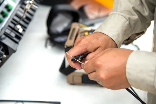 Técnicos cortando cabos de fibra óptica . — Fotografia de Stock