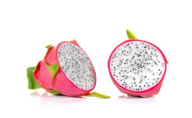 beyaz zemin üzerine taze dragon meyve.