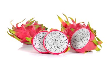 beyaz zemin üzerine taze dragon meyve.