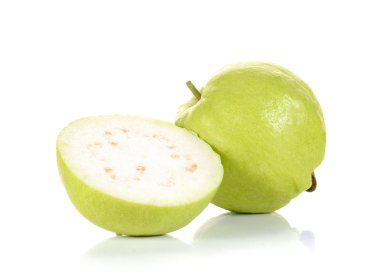 Taze guava parçalar beyaz arka plan üzerinde kesin..