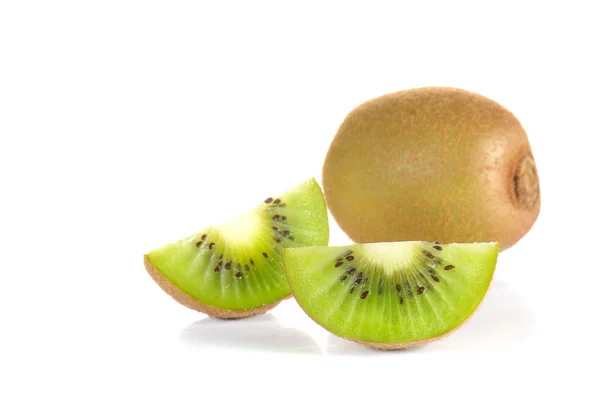 Kiwi morceaux coupés sur fond blanc . — Photo