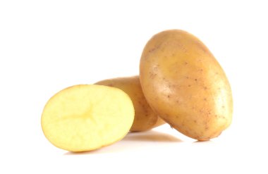 Taze patates top tam ve beyaz arka plan üzerinde ikiye ayırmak.