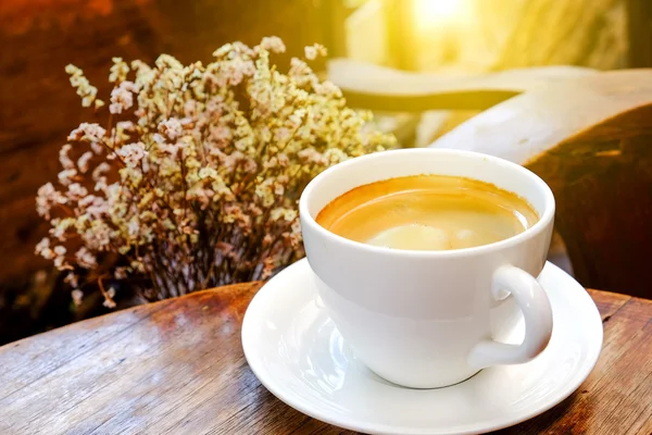 Bílá káva pohár s suchých květin na dřevěný stůl. Fokus kafe wi — Stock fotografie