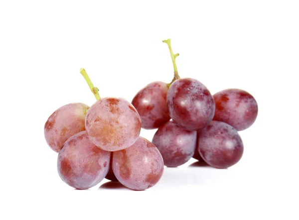 Uvas vermelhas frescas sobre fundo branco — Fotografia de Stock