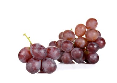 Beyaz arkaplanda taze kırmızı üzümler